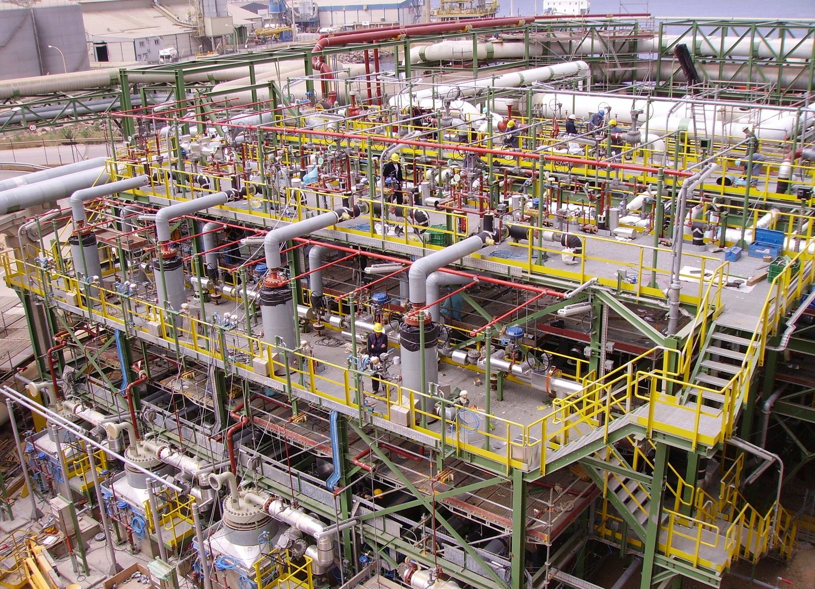 Planta industrial con equipos